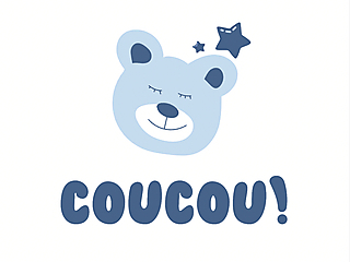Carte virtuelle de naissance avec ours bleu souriant et texte 'COUCOU!' en bleu foncé, décorée d'étoiles