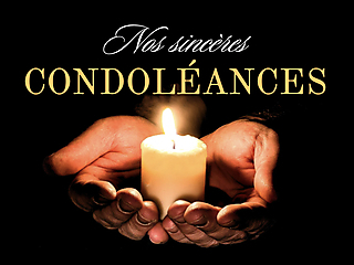 Carte de condoléances avec mains tenant une bougie allumée et texte 'Nos sincères CONDOLÉANCES' en lettres dorées sur fond noir