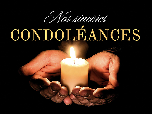 Carte de condoléances avec mains tenant une bougie allumée et texte 'Nos sincères CONDOLÉANCES' en lettres dorées sur fond noir