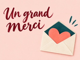 Un grand merci avec une enveloppe contenant un cœur corail sur fond rose