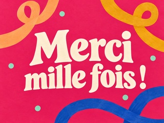 Merci mille fois en lettres crème avec des rubans colorés sur fond framboise