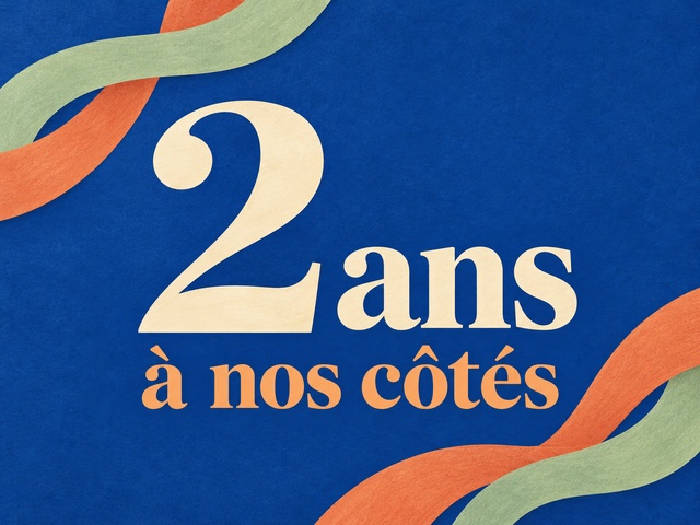 2 ans à nos côtés en lettres crème et abricot avec des rubans sauge et terracotta sur fond bleu cobalt