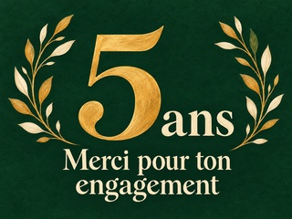 5 ans avec un grand chiffre doré, des branches de laurier et le texte Merci pour ton engagement sur fond vert